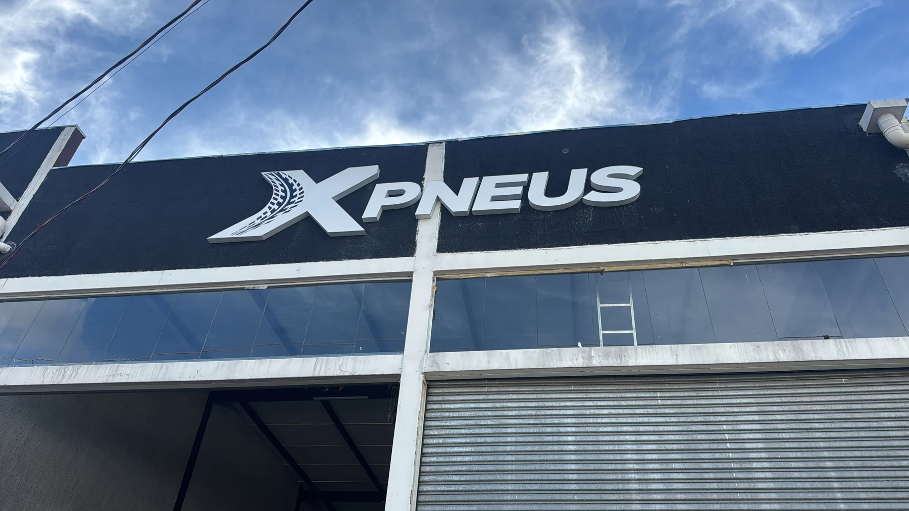 Referência visual: Identidade de fachada — X Pneus