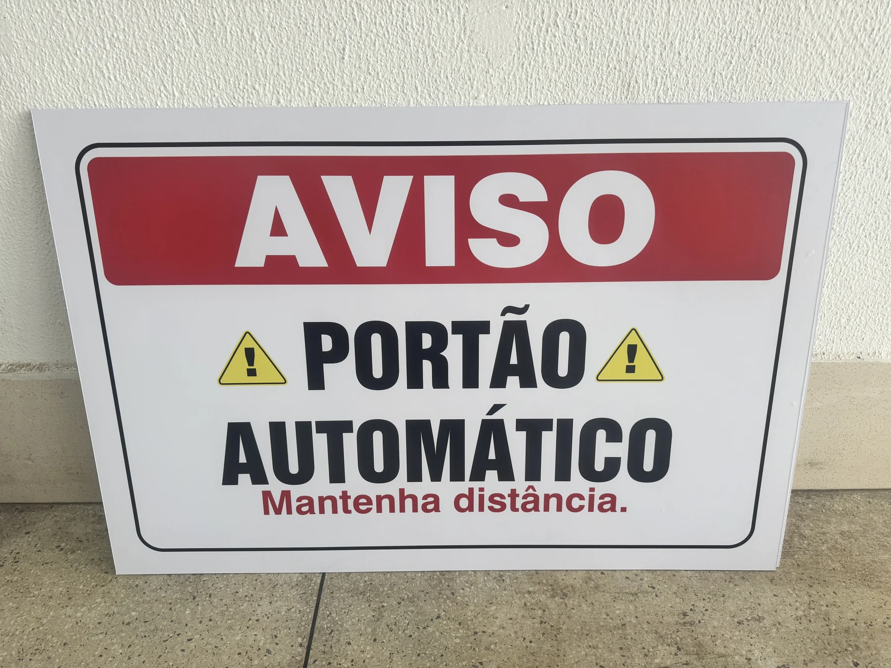 Referência visual: Aviso de portão automático