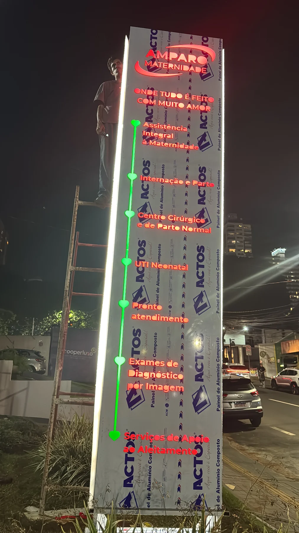 Referência visual: Estrutura de totem em montagem