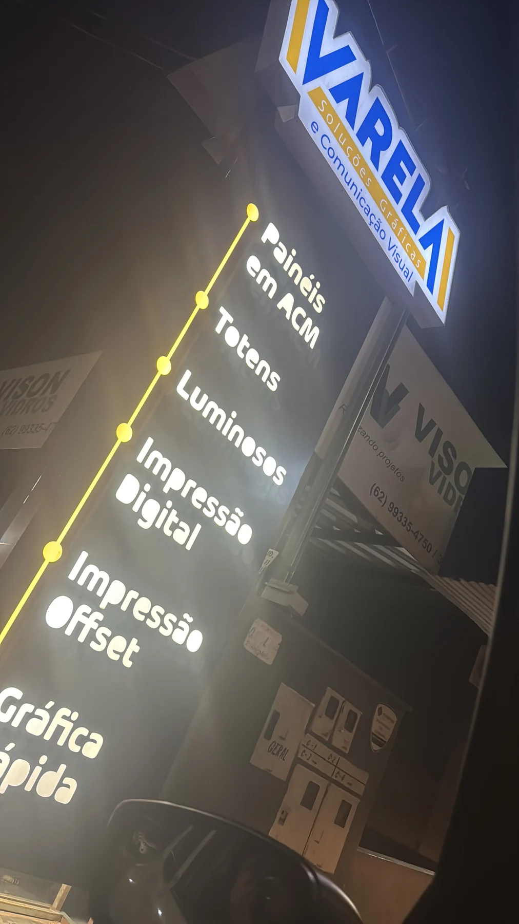 Totem iluminado da Varela em Goiânia