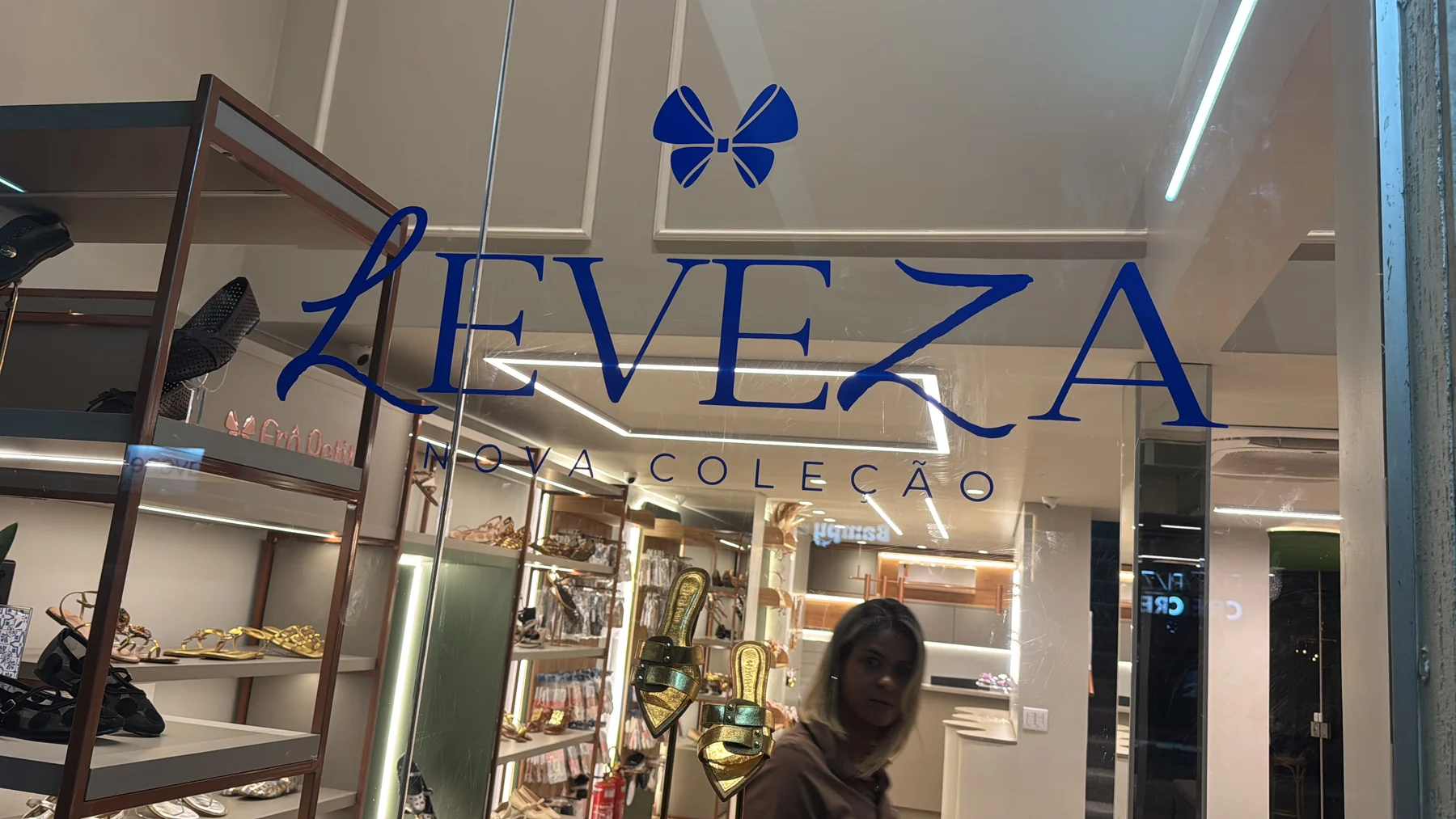 Referência visual: Identidade no vidro — Leveza